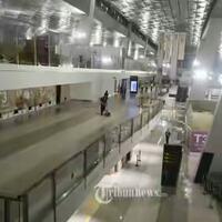 petugas-quotcleaning-servicequot-bandara-soetta-temukan-uang-rp-20-juta--dikembalikan