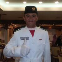 anak-buruh-bangunan-ini-ikut-naikan-dan-turunkan-merah-putih-di-istana