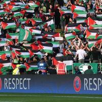 hadapi-klub-israel-fans-celtic-kibarkan-bendera-palestina