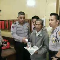 jamil-bawa-nasi-bungkus-berlauk-ponsel