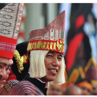 sukacita-puluhan-ribu-orang-sambut-jokowi-di-karnaval-danau-toba