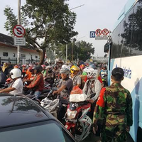 anggota-tni-ini-kerja-keras-coba-atur-pemotor-lawan-arus-di-pasar-minggu