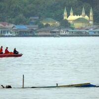pernikahan-dan-pekikan-nama-tuhan-yang-tenggelam-bersama-pompong