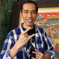 dibilang-muka-ndeso-jokowi-tertawa