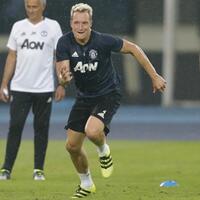 phil-jones-bertahan-di-manchester-united