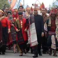 perihal-jokowi-dan-tutup-kepala-serupa-wig