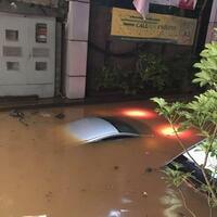 ngeri-begini-penampakan-mobil-terendam-banjir-di-basement-kemang-square