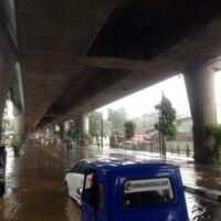 hujan-deras-jalanan-ibu-kota-tergenang-hingga-70-cm