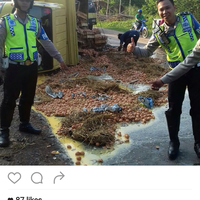 biadab-oknum-polisi-selfie-ditengah-musibah