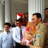 bawa-roti-buaya-ke-balai-kota-relawan-lamar-ahok-djarot