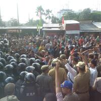 bangunan-mulai-dirobohkan-dengan-ekskavator-warga-rawajati-histeris