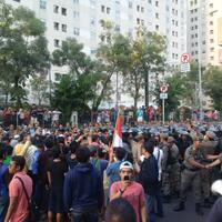 warga-rawajati-dan-satpol-pp-bentrok-lalin-depan-kalibata-city-macet