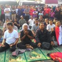 tolak-penertiban-warga-rawajati-berdoa-di-tengah-jalan