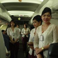 di-balik-senyum-manis-pramugari-ini-yang-mereka-lakukan-saat-darurat