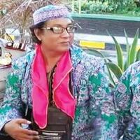 naik-haji-waria-lumajang-pakai-sandal-berhak-15-cm