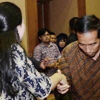 heboh-foto-mirip-kepala-kantor-staf-presiden-cium-tangan-puan-maharani-beredar