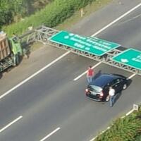 petugas-evakuasi-tiang-rambu-tol-roboh-yang-ditabrak-truk