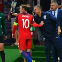 wayne-rooney-nyaman-main-di-tengah