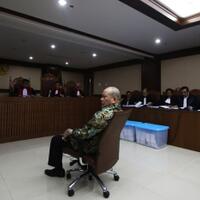 dakwaan-jaksa-dan-tatapan-tajam-la-nyalla