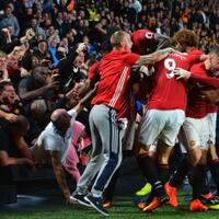 ke-rotterdam-fans-manchester-united-diimbau-tak-kenakan-atribut