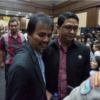 senyum-roy-suryo-di-tengah-gaduhnya-sidang-mirna