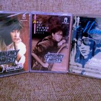 january-christy-menutup-mata