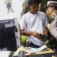 oknum-polisi-terekam-video-rogoh-kantong-pengendara-saat-lakukan-pungli