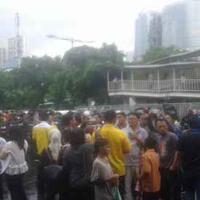 massa-pendukung-petahana-tumpah-ruah-jalan-salemba-macet-parah