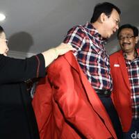 mega-pakaikan-jas-merah-ahok-saya-nggak-pernah-masuk-partai