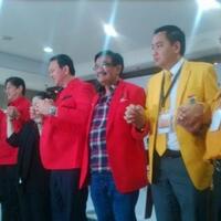 megawati-pakaikan-ahok-jas-merah