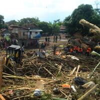 kisah-korban-banjir-garut-loncat-dari-lantai-dua-dan-terseret-100-meter