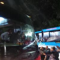 saat-agus-sylviana-naik-bus-damri-royal-class-relawan-jalan-kaki-hujan-hujanan