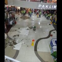 hujan-deras-guyur-jakarta-atap-mall-kalibata-ambruk