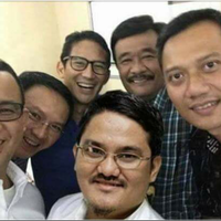 selfie-penuh-keakraban-3-pasang-cagub-cawagub-dki-jakarta
