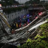 jpo-roboh-awan-kelabu-di-pasar-minggu