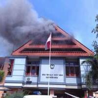 pasukan-kerajaan-gowa-bakar-kantor-dprd