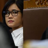 saat-jessica-tampil-beda-dengan-kacamata
