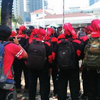 massa-buruh-mulai-tiba-di-depan-kantor-ahok