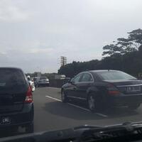 tanpa-sirine-meraung-ri-1-jokowi-melintas-di-tengah-kemacetan-di-tol-cibubur