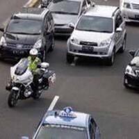 oknum-polisi-arogan-patahkan-spion-mobil-saat-kawal-gubernur-kalteng