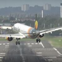 bikin-tegang-pesawat-ini-oleng-terhempas-angin-kencang-saat-mendarat