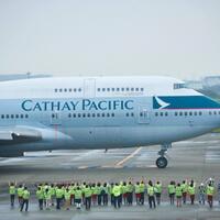 mengharukan-suasana-penerbangan-terakhir-boeing-747-400-cathay-pacific