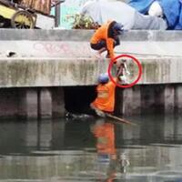 viral-di-media-sosial-lihat-apa-yang-dua-pria-ini-ambil-di-gorong-gorong-sungai