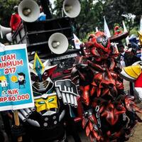 tuntut-ump-rp-38-juta-di-2017-begini-hitungan-buruh