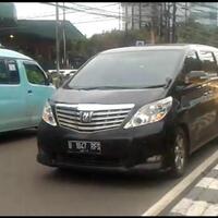 mobil-alphard-berplat-b-1847-rfs-melawan-arus-lalu-lintas-di-jln-abd-muis