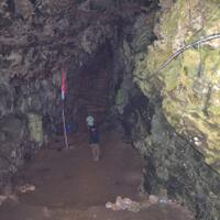 hampir-50-tahun-nenek-ini-tinggal-di-gua-pantai-selatan