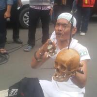 demonstran-ini-bawa-tengkorak-asli-buat-pukul-ahok