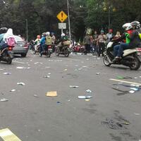 tinggalkan-bareskrim-massa-fpi-sisakan-sampah-berserakan