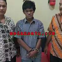 kepergok-korbannya-pria-pakai-baju-kotak-kotak-ini-dihadiahi-gelang-polisi