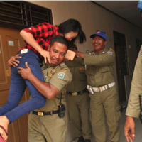 satpol-pp-razia-hotel-nemuin-anak-gadisnya-ngamar-ama-pacar